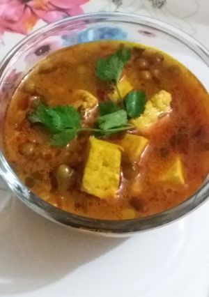 A picture of Matar paneer.