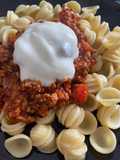 Nudeln mit Bolognese und Joghurt