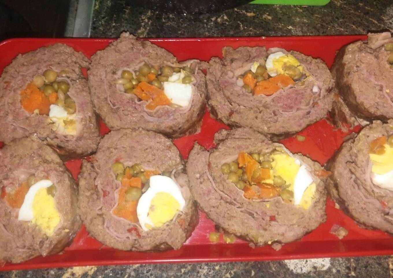 Arrollado de carne picada con papas y perejil