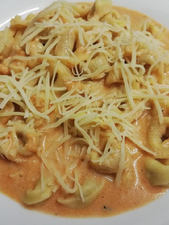 Una foto de Tortellini con salsa de roquefort y tomate al orégano 🌿🧀🍅