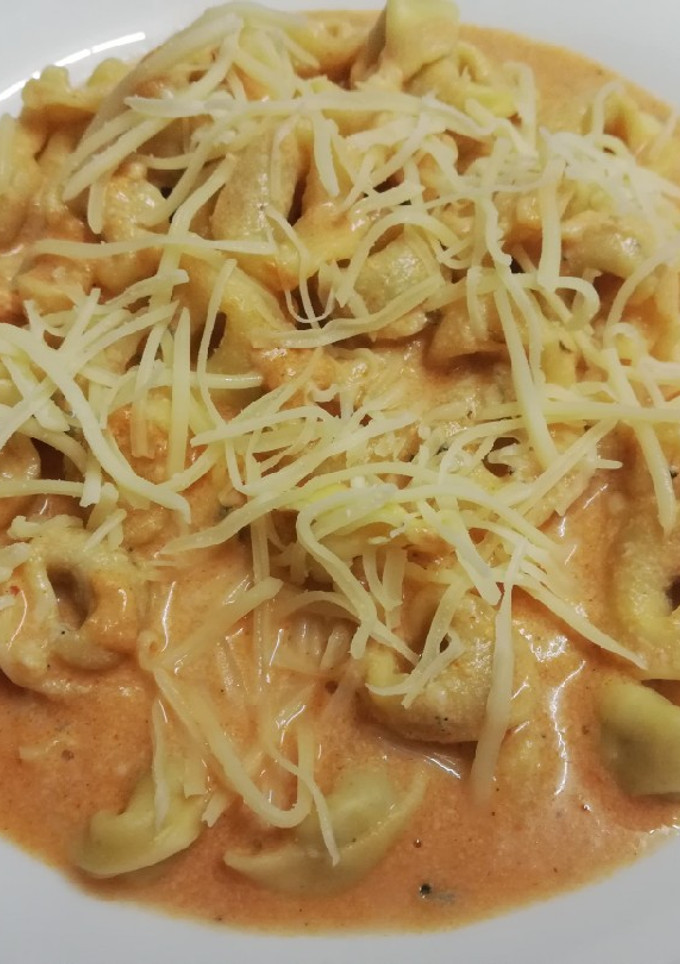 Una foto de Tortellini con salsa de roquefort y tomate al orégano 🌿🧀🍅