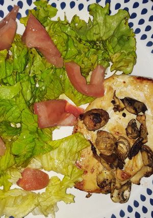 Una foto de Pollo con Champignones Frescos