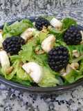 Cogollos de lechuga con nueces, plátano y moras