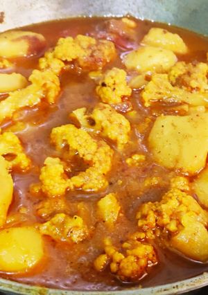 ফুলকপি আলুর তরকারি(foolkopi aloor torkari recipe in Bengali) রেসিপির প্রধান ছবি