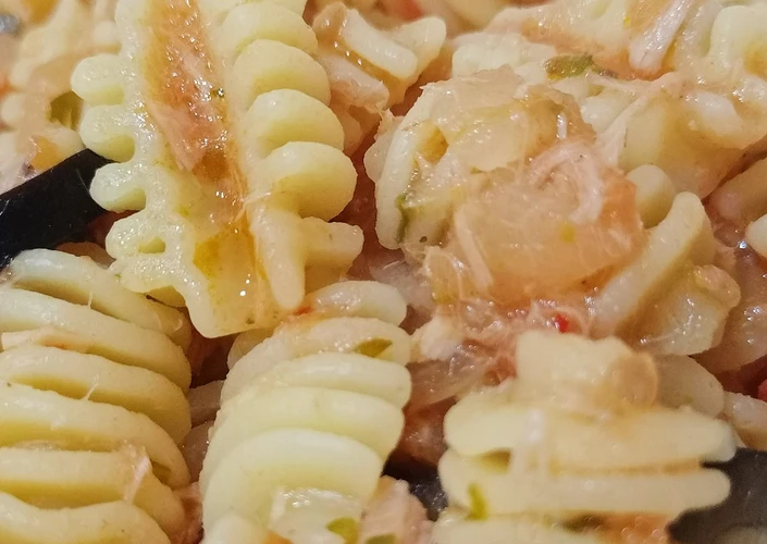 Pasos sencillos para Preparar  Radiatori en salsa de atún