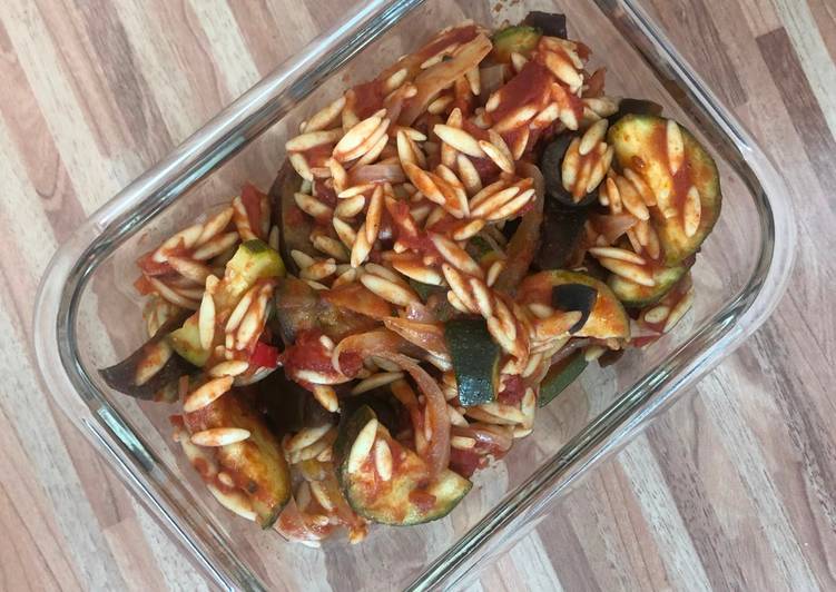 Simple Way to Prepare Speedy Orzo Pasta mit Zucchini und Aubergine 🍝