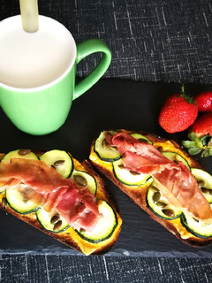Una foto de Tostada con calabacín, queso Eddam y jamón curado