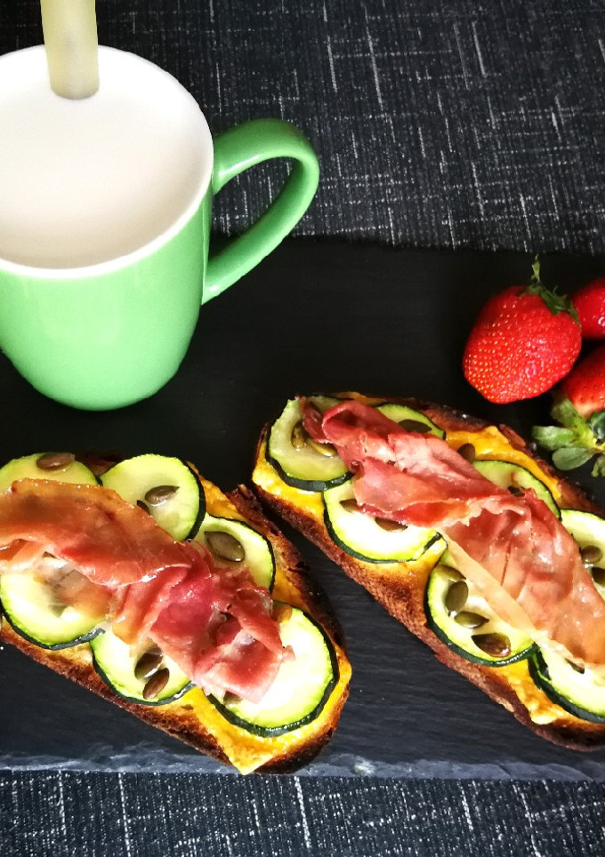 Una foto de Tostada con calabacín, queso Eddam y jamón curado