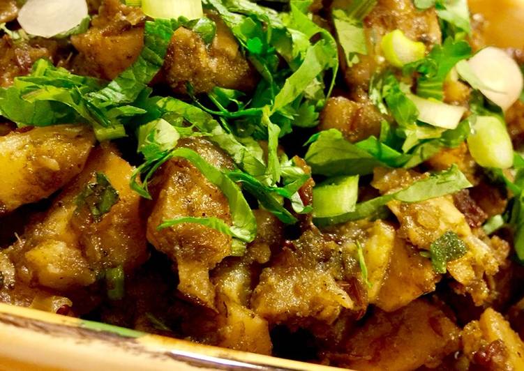 Recipe of Tasty Hari Chutney aur Hare Pyaz waale Chatpate Aaloo | Tangy Potatoes with Green Chutney &amp; Green Onions