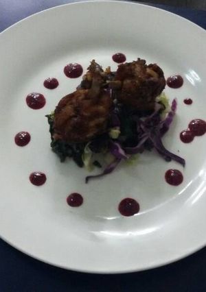 Una foto de Chupetas de pollo y ensalada de repollo