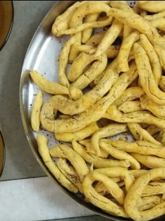 વણેલા ગાંઠીયા (Vanela Ganthiya Recipe In Gujarati) રેસીપી મુખ્ય ફોટો