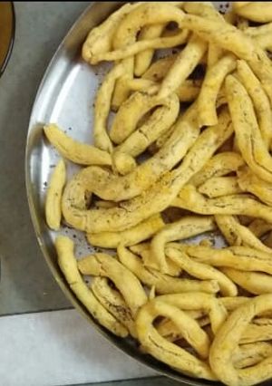 વણેલા ગાંઠીયા (Vanela Ganthiya Recipe In Gujarati) રેસીપી મુખ્ય ફોટો