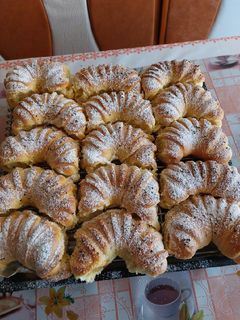 O poză a rețetei Cornuri cu gem.