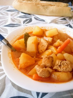 Una foto de Estofado de pollo con patatas