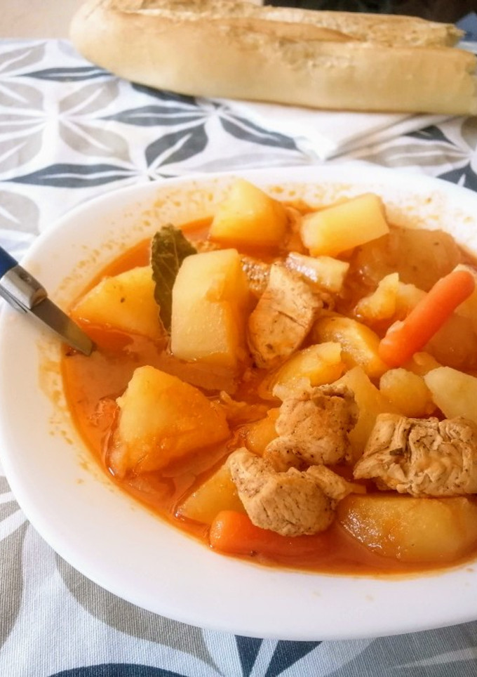 Una foto de Estofado de pollo con patatas