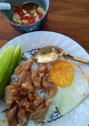 รูปของ หมูกระเทียม🐷 ไข่ดาว🍳 พริก🌶น้ำปลา
