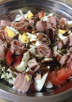 Una foto de Ensalada con jamón