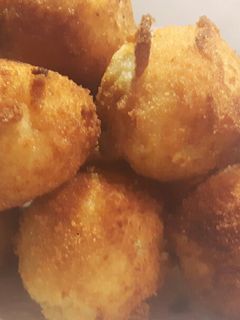 Una foto de Bolitas de arroz y queso