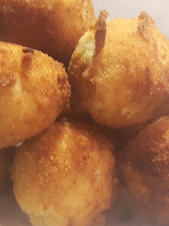 Una foto de Bolitas de arroz y queso