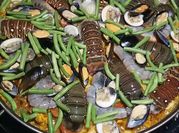 Una foto de caldo de langosta con pescado