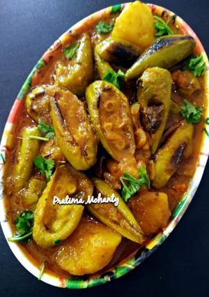 A picture of Aloo-Potoler Rasa (Potato- Parwal Gravy).