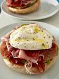 Mollete con jamón ibérico y burrata para desayuno