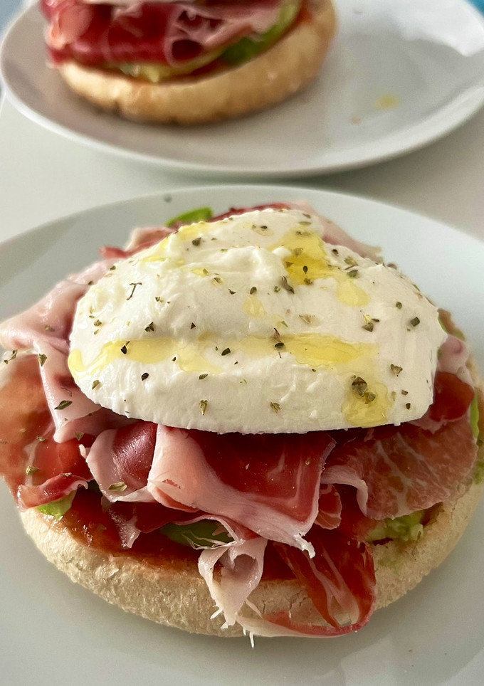 Una foto de Mollete con jamón ibérico y burrata para desayuno