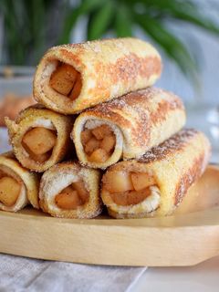 Una foto de Canutillos de Torrija rellenas de Manzana Caramelizada y Queso Cremoso
