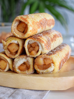 Una foto de Canutillos de Torrija rellenas de Manzana Caramelizada y Queso Cremoso