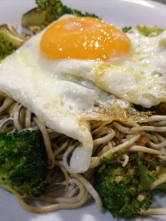 Una foto de Wok de brócoli y gulas con huevo