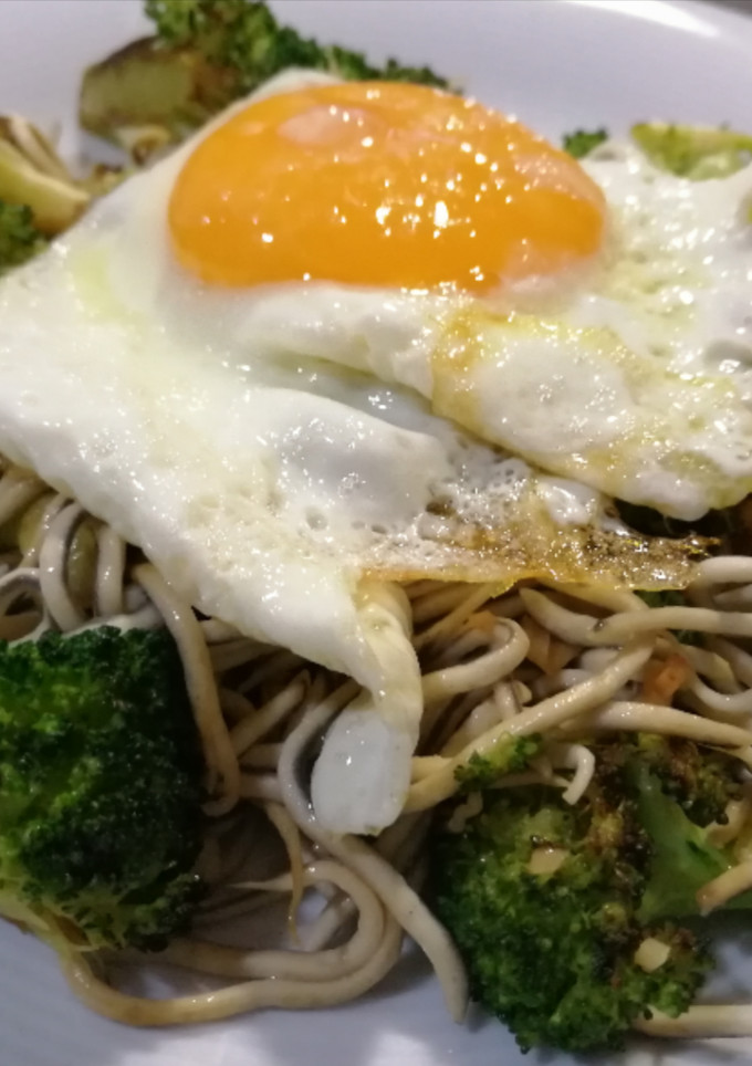 Una foto de Wok de brócoli y gulas con huevo