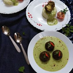 A picture of Pizza flavoured kofta in creamy spinach gravy.