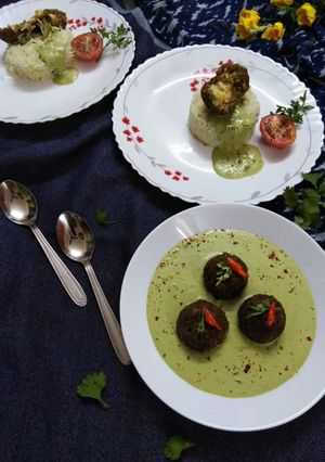 A picture of Pizza flavoured kofta in creamy spinach gravy.