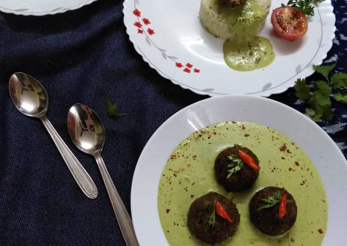 Pizza flavoured kofta in creamy spinach gravy