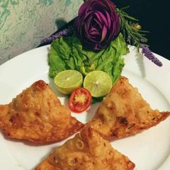 A picture of Aloo Samosay.