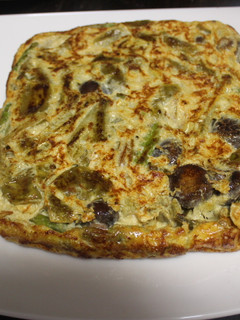 Una foto de Tortilla cuadrada de sobras (espárragos, pimientos y champiñones)