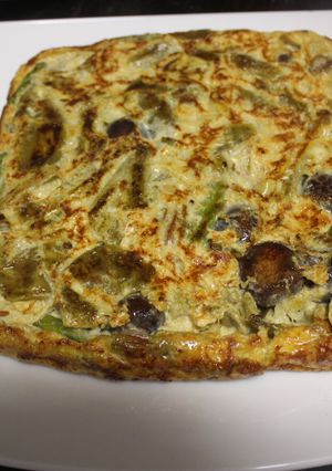 Una foto de Tortilla cuadrada de sobras (espárragos, pimientos y champiñones)