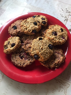 Una foto de Galletitas de avena, plátano y arándanos