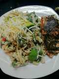 Salmón a las finas hierbas y ensalada tornillos