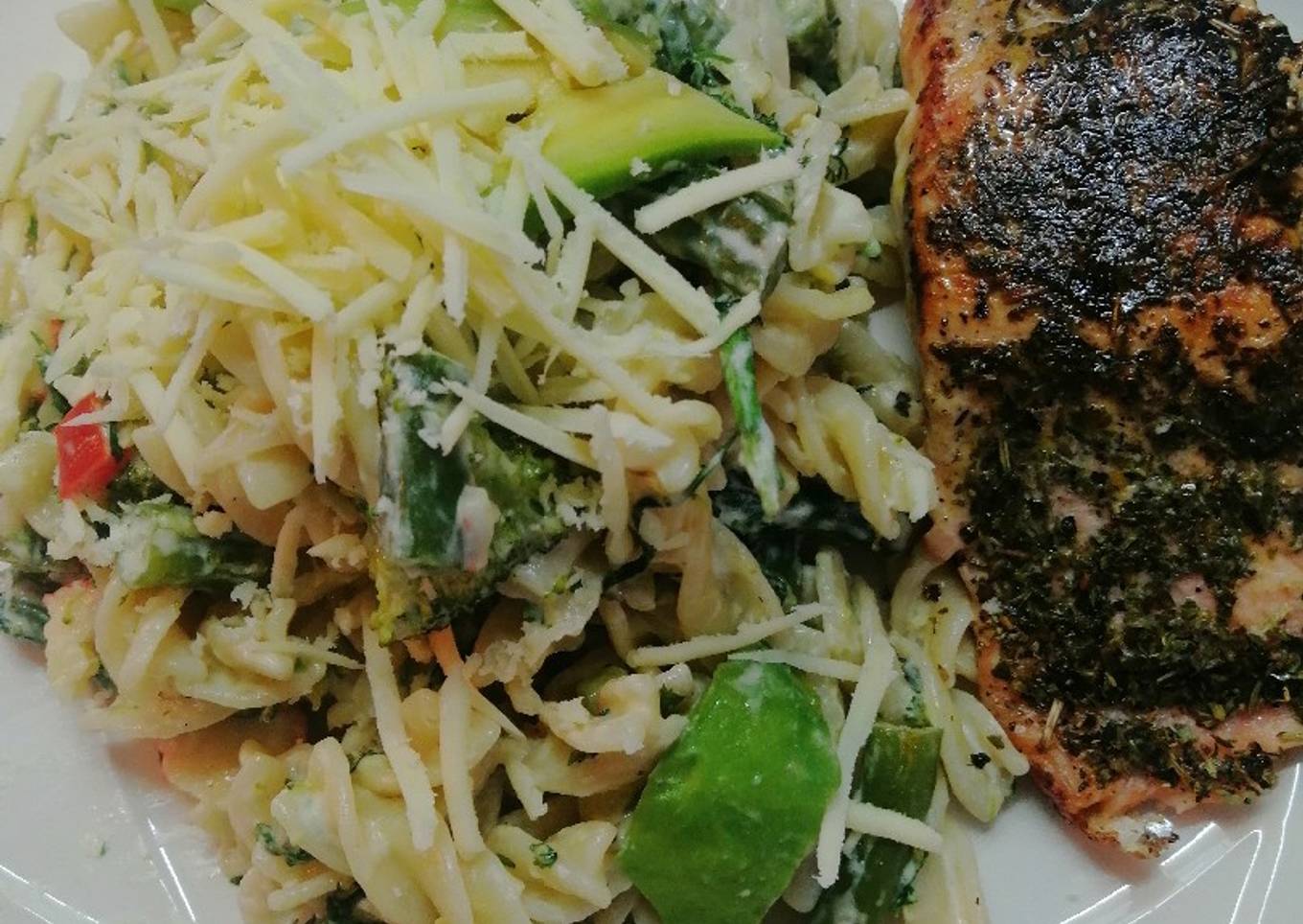 Salmón a las finas hierbas y ensalada tornillos