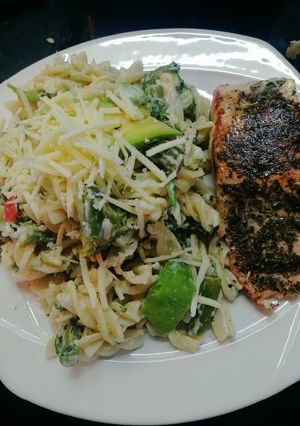 Una foto de Salmón a las finas hierbas y ensalada tornillos