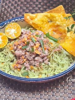 Hình của món Mì hoành thánh trộn.