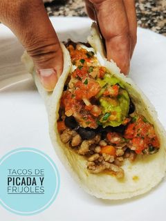 Una foto de Tacos de picada y frijoles