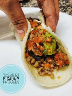 Una foto de Tacos de picada y frijoles