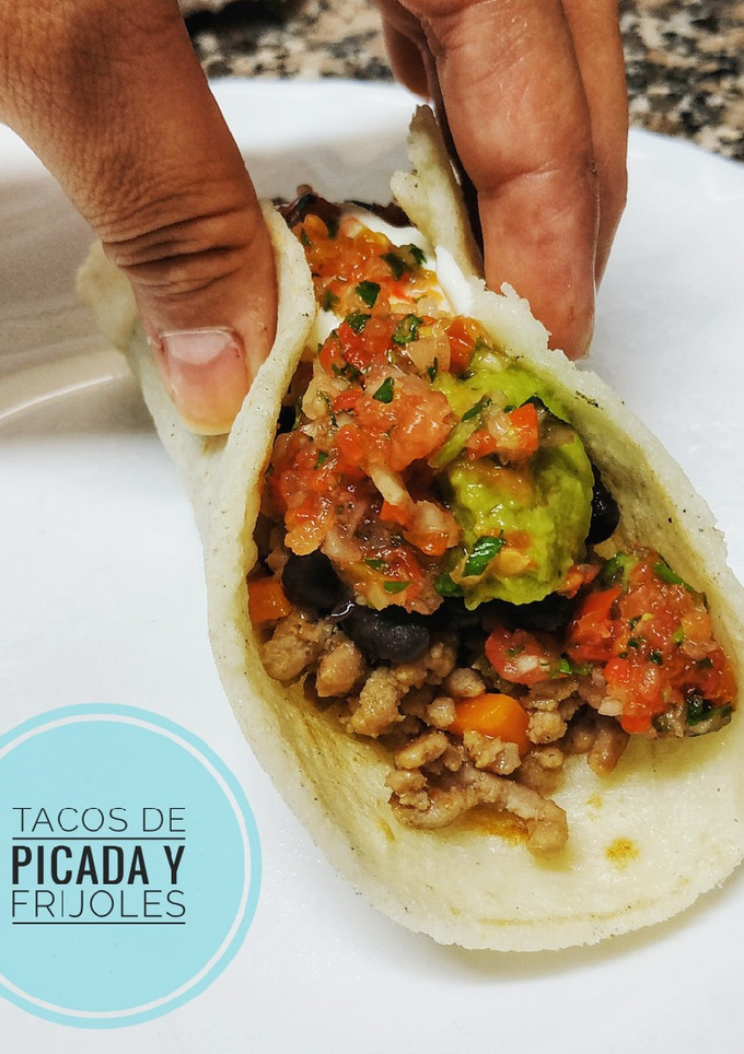 Una foto de Tacos de picada y frijoles
