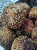 Bolitas de plátano rellenas de salchicha