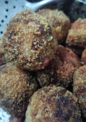 Una foto de Bolitas de plátano rellenas de salchicha