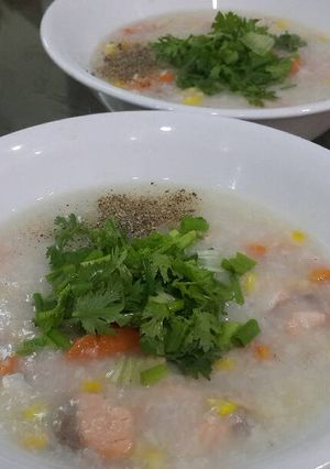 Hình của món Cháo cá hồi sắc màu.