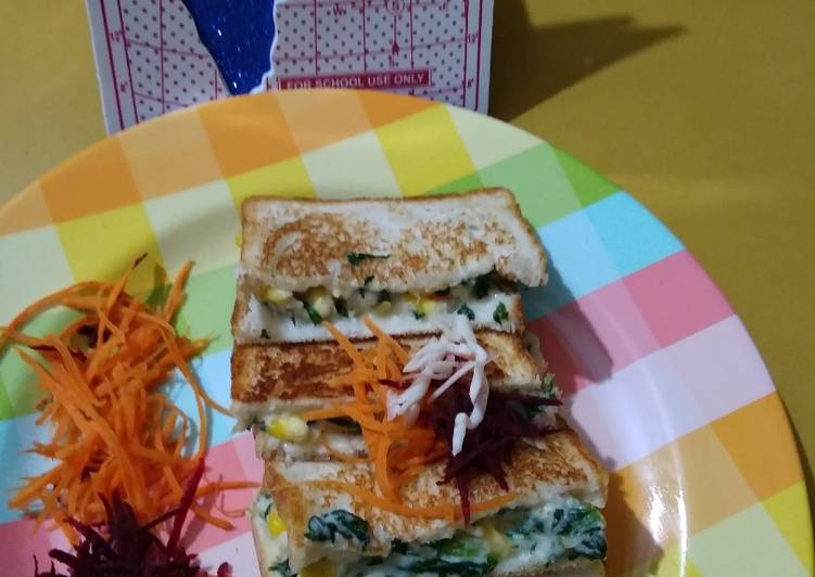 Recipe of Tasty Cheesy Spinach and Corn Sandwich
