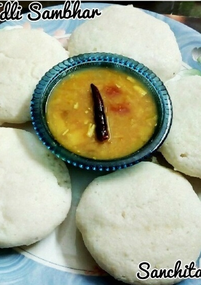 A picture of Idli Sambar.